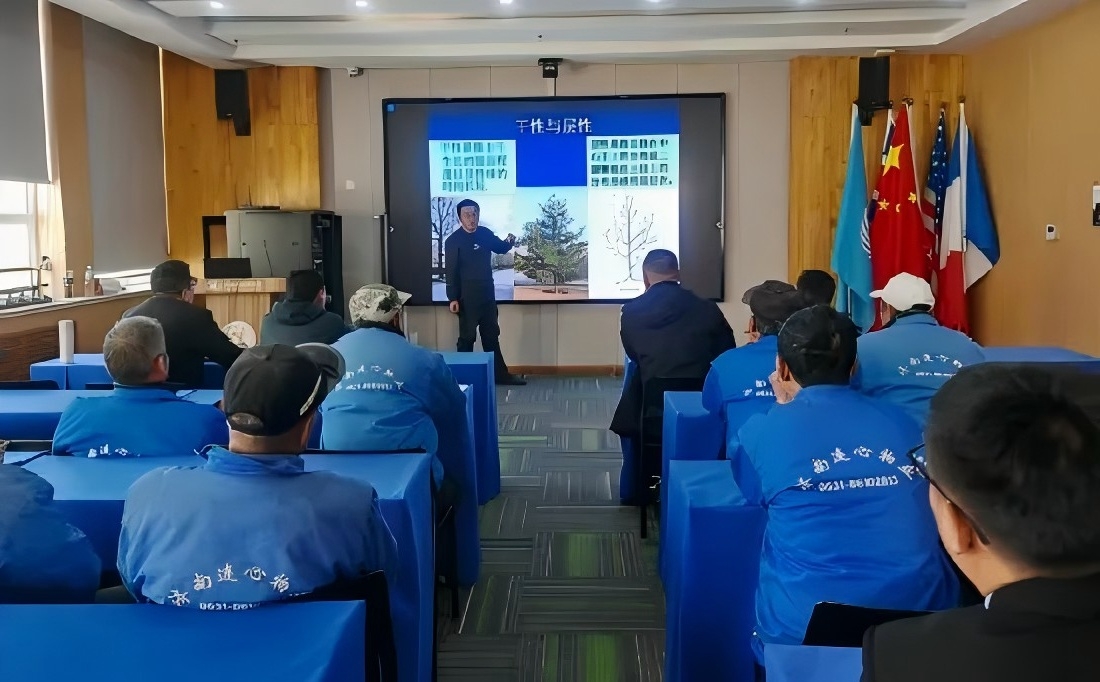 連心物業(yè)駐濟(jì)南外國語學(xué)校項(xiàng)目舉行2025年冬季綠化專項(xiàng)培訓(xùn)